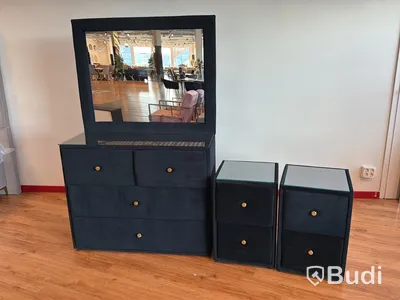 Byrå med spegel samt 2 st sängbord, svart sammet