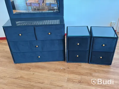 Byrå med spegel samt 2 st sängbord, svart sammet