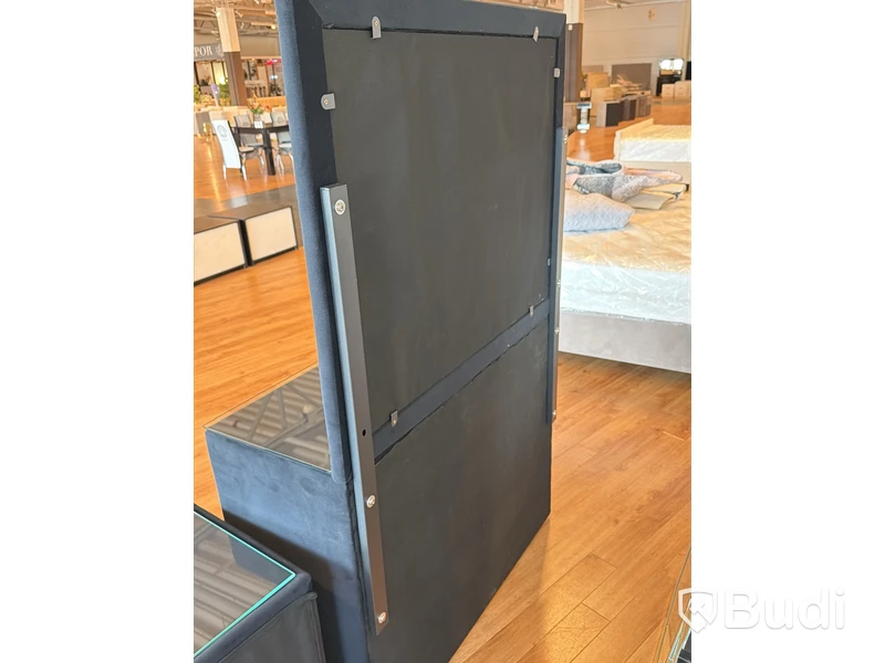 Byrå med spegel samt 2 st sängbord, svart sammet