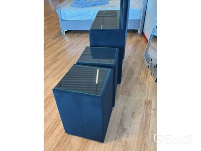 Byrå med spegel samt 2 st sängbord, svart sammet
