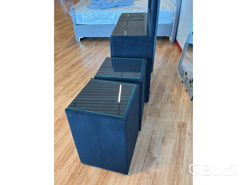 Byrå med spegel samt 2 st sängbord, svart sammet