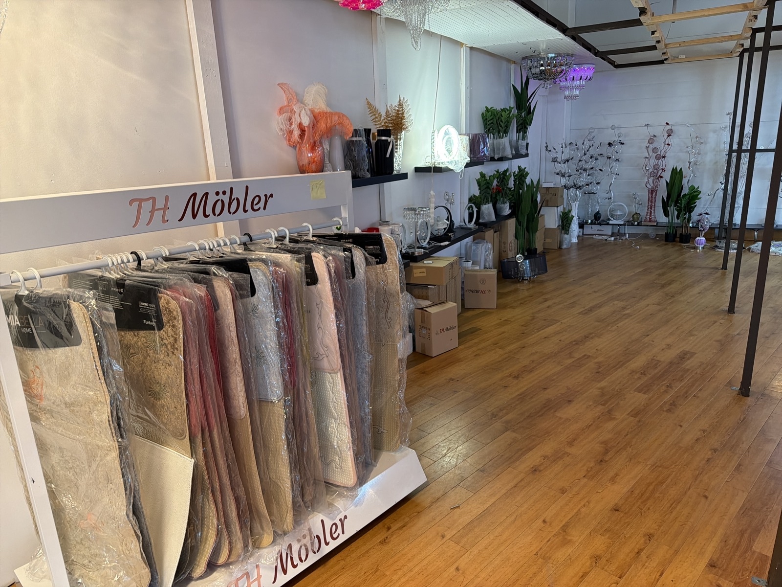 Parti diverse belysning, mattor, inredning och konstväxter