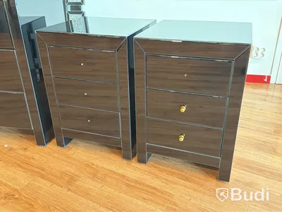 Byrå med spegel samt 2 st sängbord, blanksvart