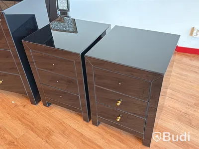 Byrå med spegel samt 2 st sängbord, blanksvart