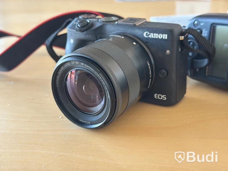 Kamera, Canon EOS M3, med Canon 18-55 mm objektiv och blixt