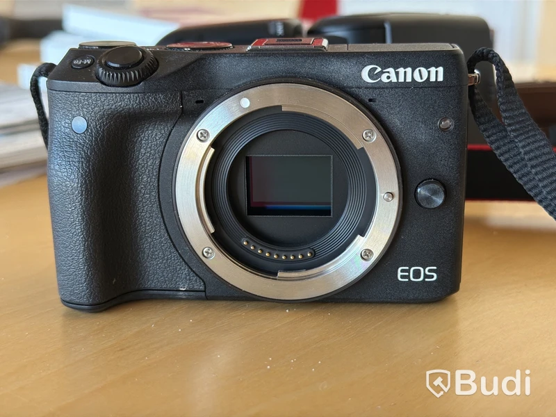 Kamera, Canon EOS M3, med Canon 18-55 mm objektiv och blixt
