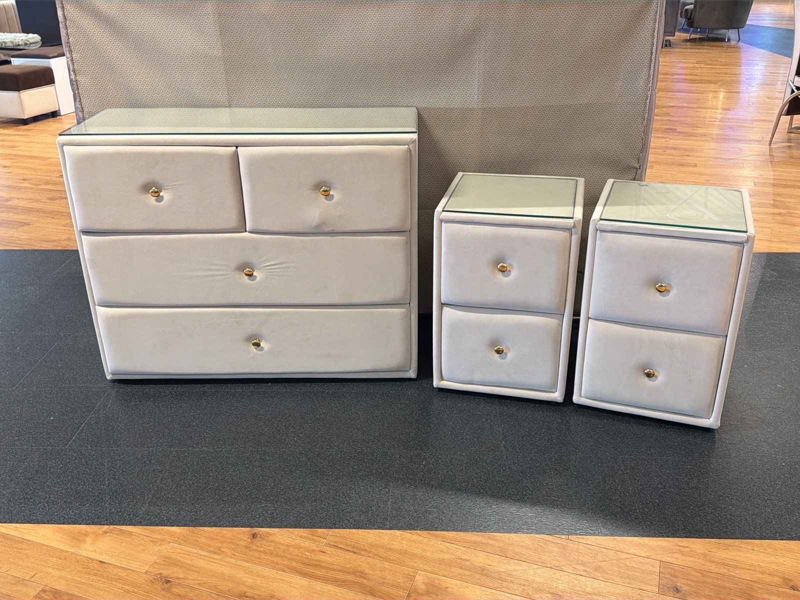 Byrå samt 2 st sängbord, beige sammet