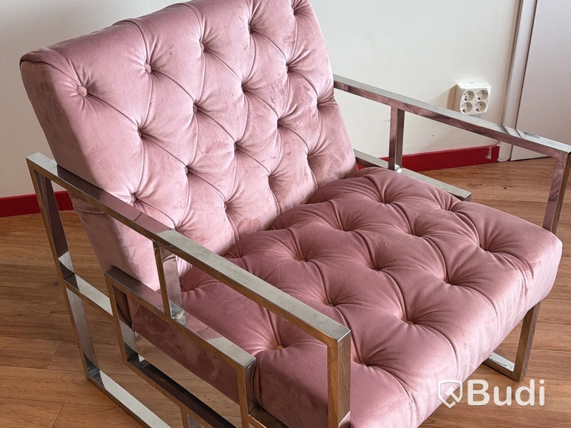 Fåtölj i rosa sammet