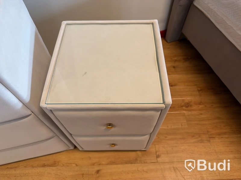 Sovrumsmöbel - spegelbyrå samt 2 sängbord, beige sammet