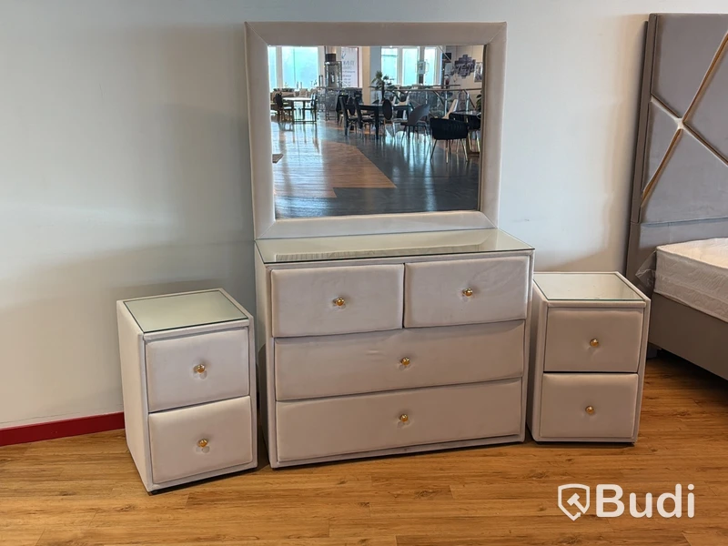 Sovrumsmöbel - spegelbyrå samt 2 sängbord, beige sammet