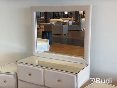 Sovrumsmöbel - spegelbyrå samt 2 sängbord, beige sammet