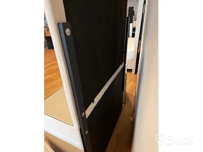 Sovrumsmöbel - spegelbyrå samt 2 sängbord, beige sammet