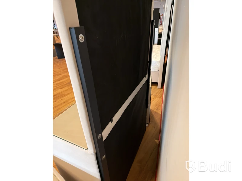 Sovrumsmöbel - spegelbyrå samt 2 sängbord, beige sammet