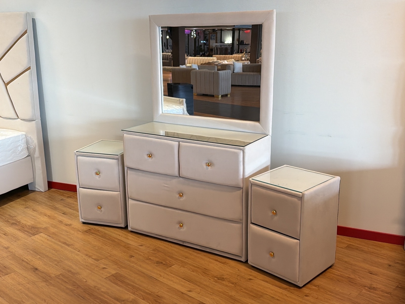 Sovrumsmöbel - spegelbyrå samt 2 sängbord, beige sammet