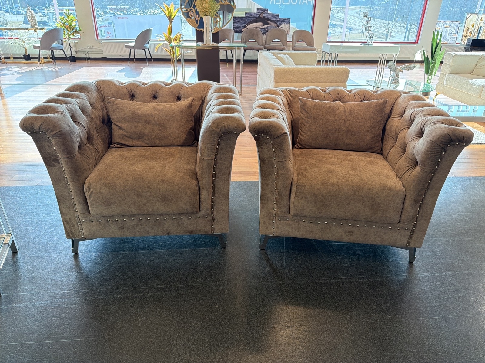 2 st fåtöljer, brun sammet