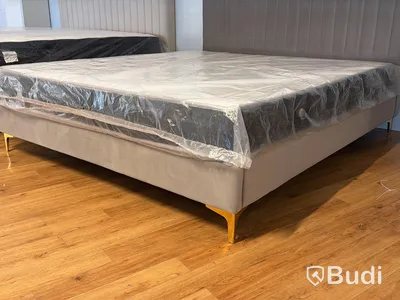 Säng med sänggavel i grå sammet, 180x200 cm