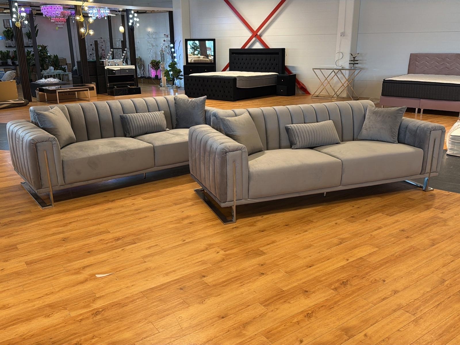 2 st soffor, grå sammet