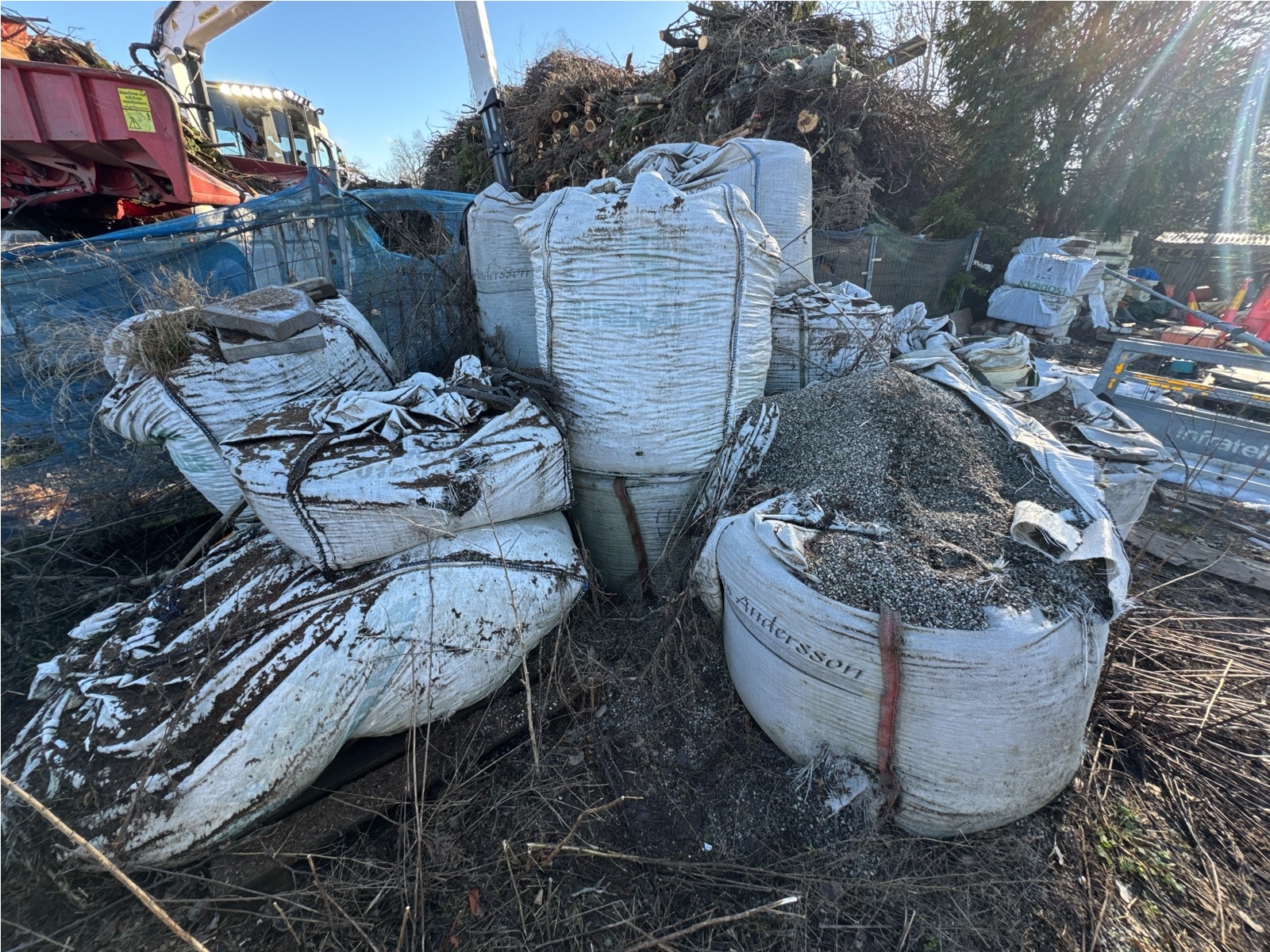 Parti med grus och krossmaterial i olika fraktioner, ca 15 säckar