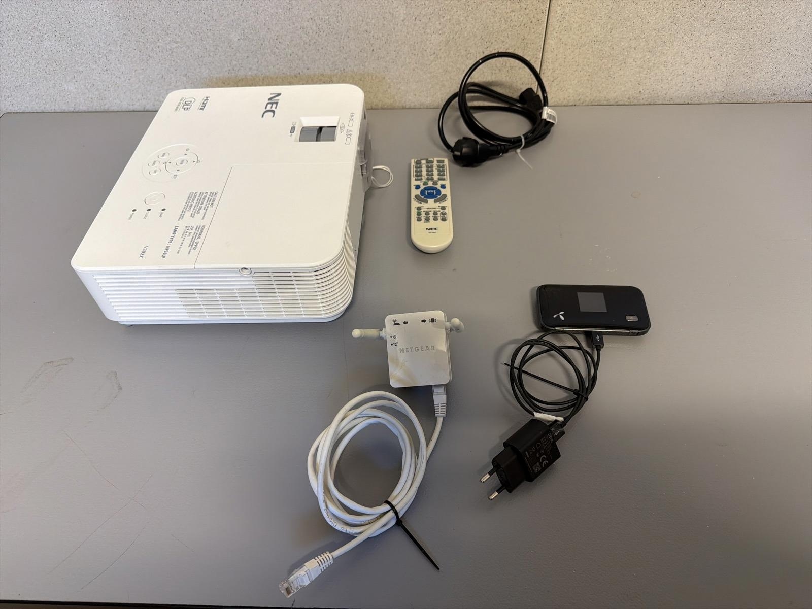 Projektor + nätverksutrustning – komplett paket