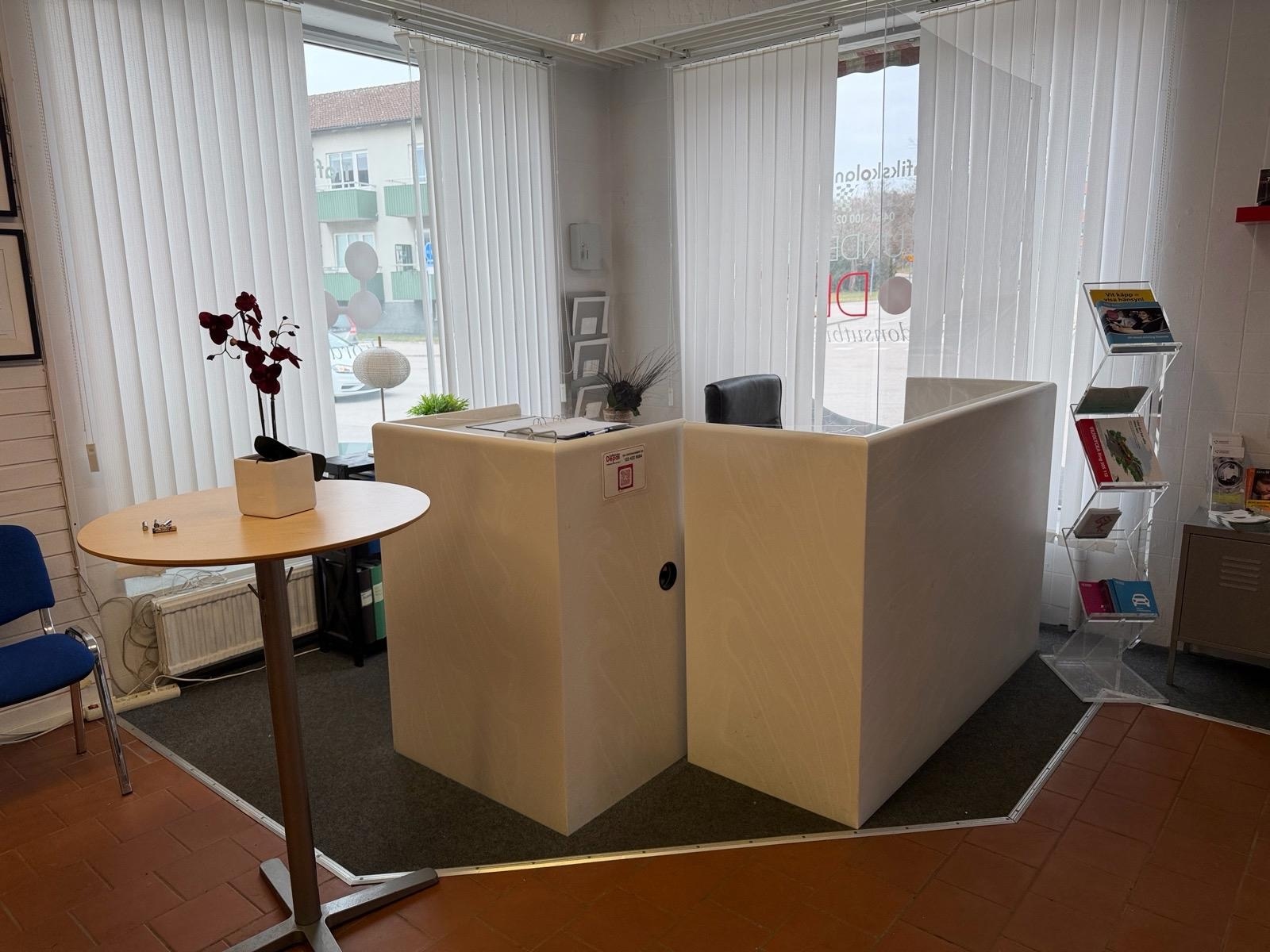 1 st. Reception / Diskmodul i ljus träfinish