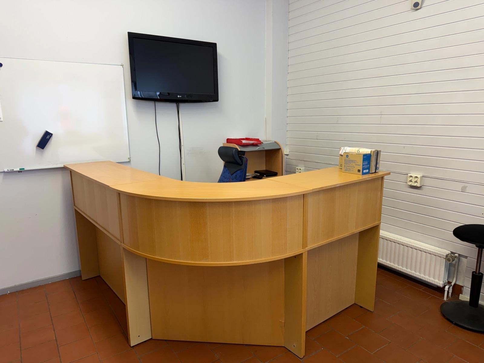 Reception / hörndisk i trä – komplett arbetsstation