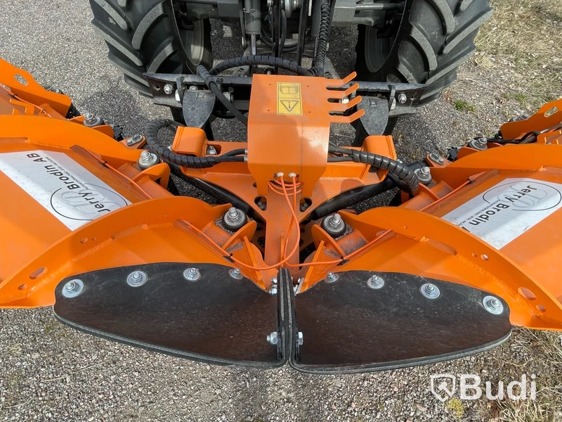 Traktor Massey Ferguson -2023 | Mf 5s.125 | Vikplog & Sandspridare