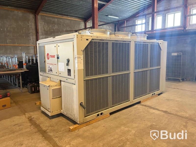Trane CGAM 90 SE air-cooled chiller, approx. 311 kW, with pump & buffer tank