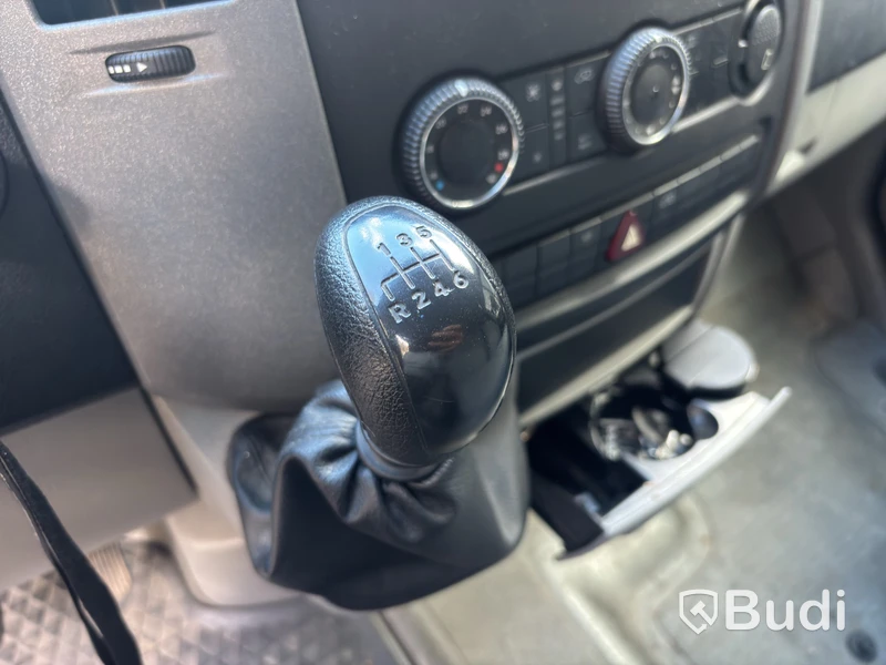 Transportbil Volkswagen Crafter, skåpbil, bakgavellyft