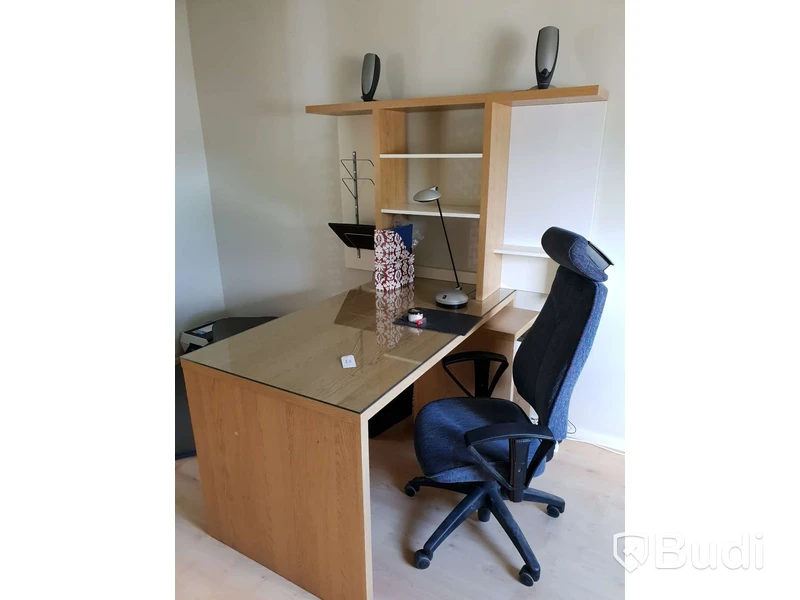 Arbetsplats med bord L1400 x D750 med hylla och stol samt datorhögtalare Altec och Sub