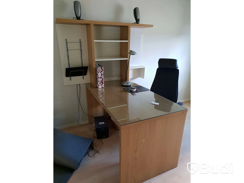 Arbetsplats med bord L1400 x D750 med hylla och stol samt datorhögtalare Altec och Sub