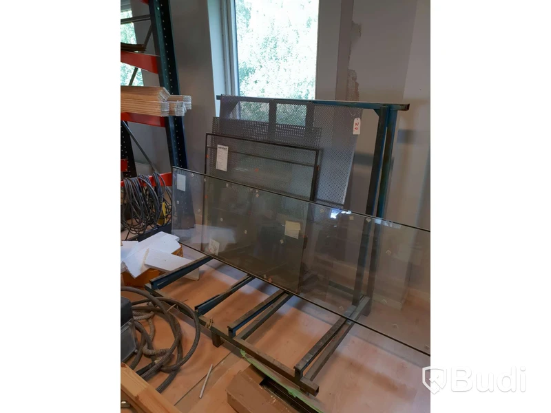Glasstativ med några glas