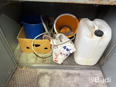 2 st plåtskåp med innehåll