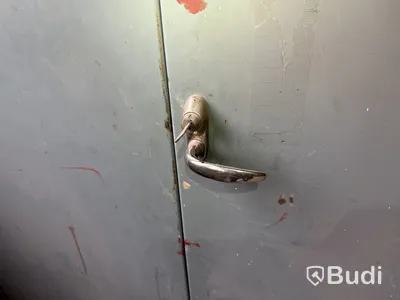 2 st plåtskåp med innehåll