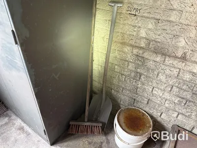 2 st plåtskåp med innehåll