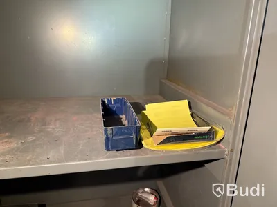 2 st plåtskåp med innehåll