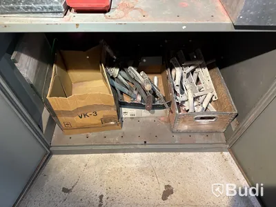 2 st plåtskåp med innehåll