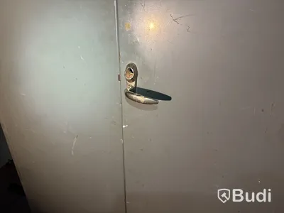 2 st plåtskåp med innehåll