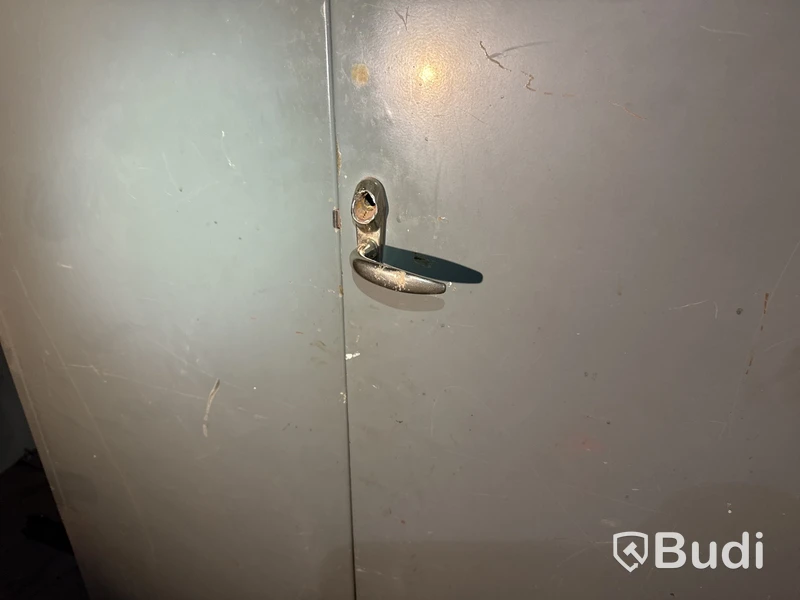 2 st plåtskåp med innehåll