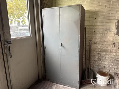 2 st plåtskåp med innehåll