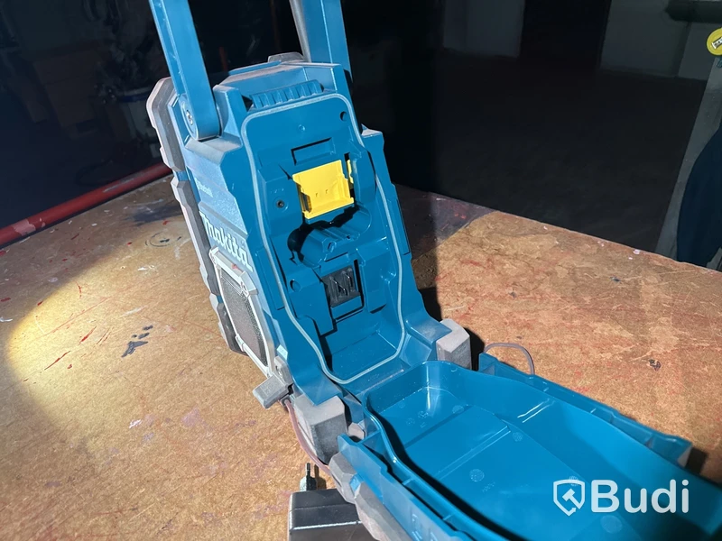 Makita DMR108 radio
