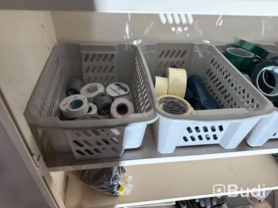 Plåtskåp med innehåll