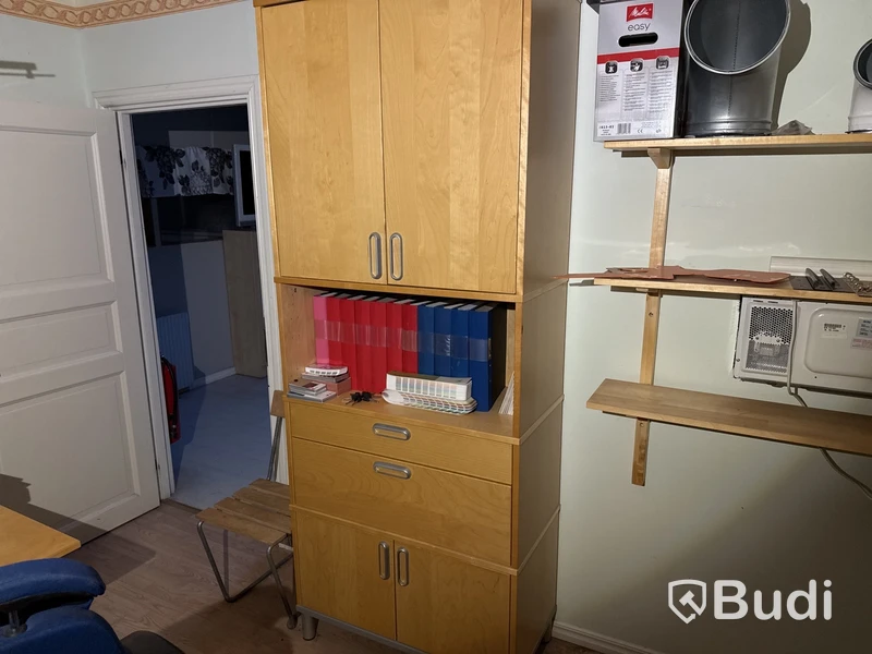 Kontorsmöbler, AC, datorskärm m.m.