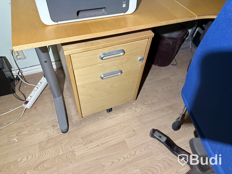 Kontorsmöbler, AC, datorskärm m.m.