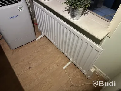 Kontorsmöbler, AC, datorskärm m.m.
