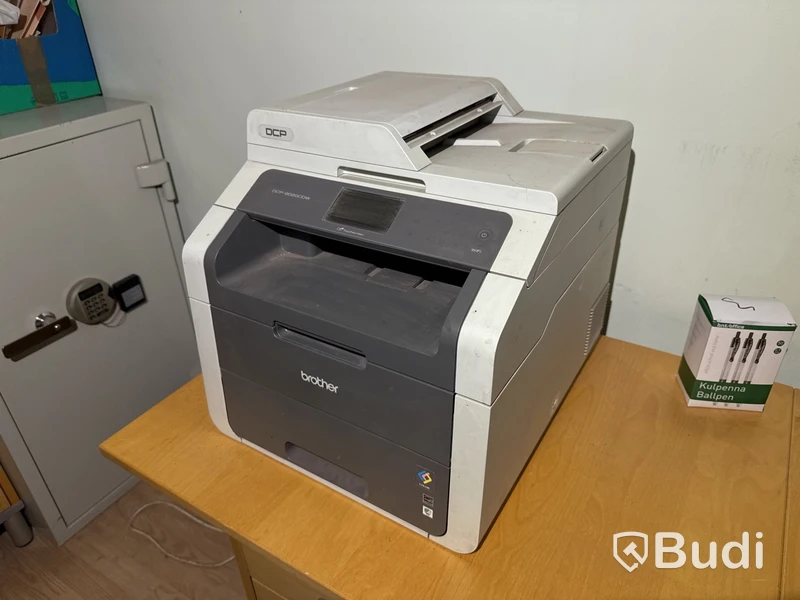 Kontorsmöbler, AC, datorskärm m.m.