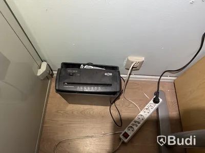 Kontorsmöbler, AC, datorskärm m.m.