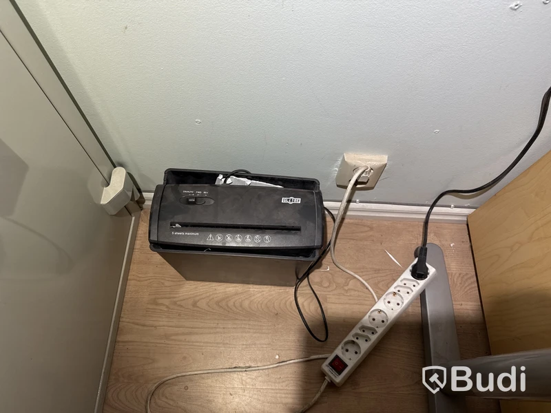 Kontorsmöbler, AC, datorskärm m.m.