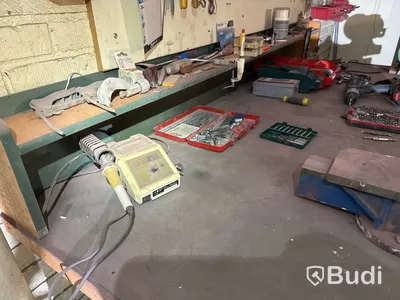 Arbetsbänk slipmaskin, hyllor, verktyg m.m.