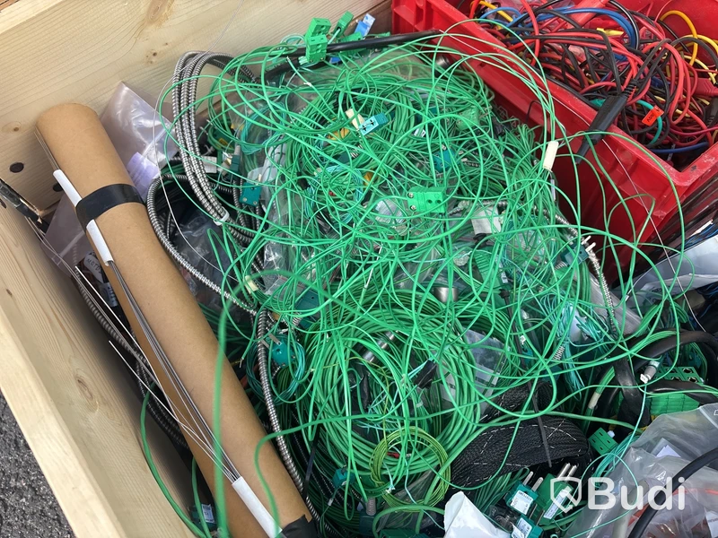 Pall med diverse labb-kabel , termoelement med mera