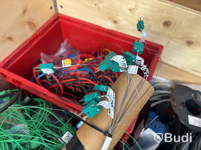 Pall med diverse labb-kabel , termoelement med mera